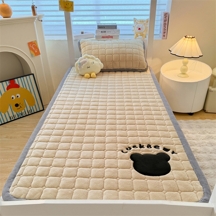 91家纺网 家纺一手货源 找家纺 喜居 2025新款luck熊刺绣牛奶绒床褥垫 luck熊-咖