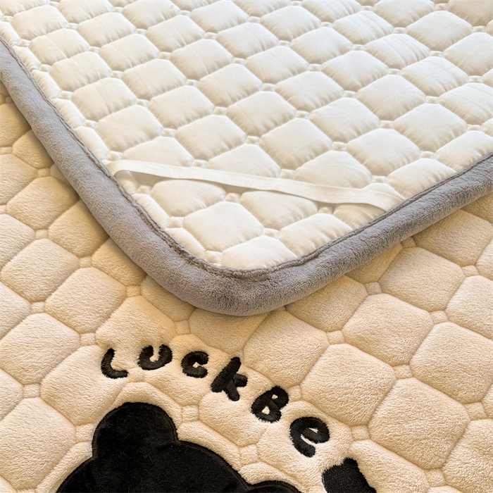 91家纺网 家纺一手货源 找家纺 喜居 2025新款luck熊刺绣牛奶绒床褥垫 luck熊-咖