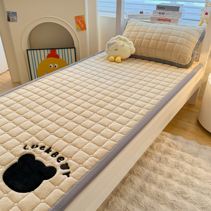 91家纺网 家纺一手货源 找家纺 喜居 2025新款luck熊刺绣牛奶绒床褥垫 luck熊-咖