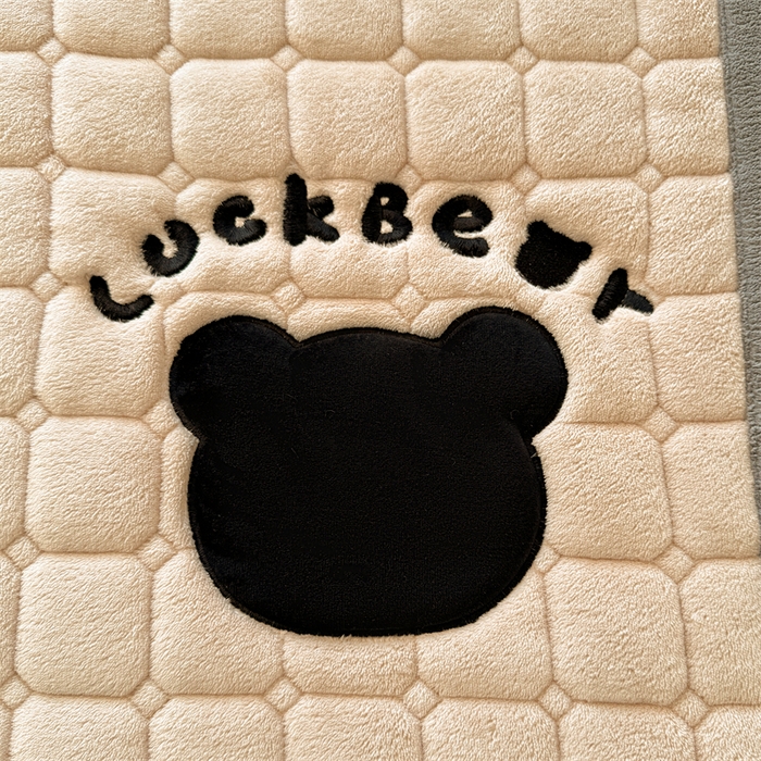 91家纺网 家纺一手货源 找家纺 喜居 2025新款luck熊刺绣牛奶绒床褥垫 luck熊-咖