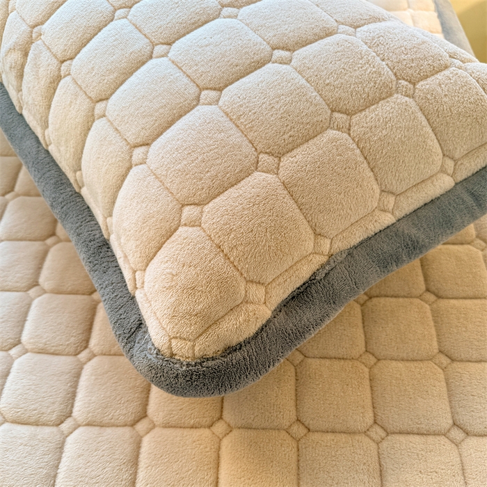 91家纺网 家纺一手货源 找家纺 喜居 2025新款luck熊刺绣牛奶绒床褥垫 luck熊-咖