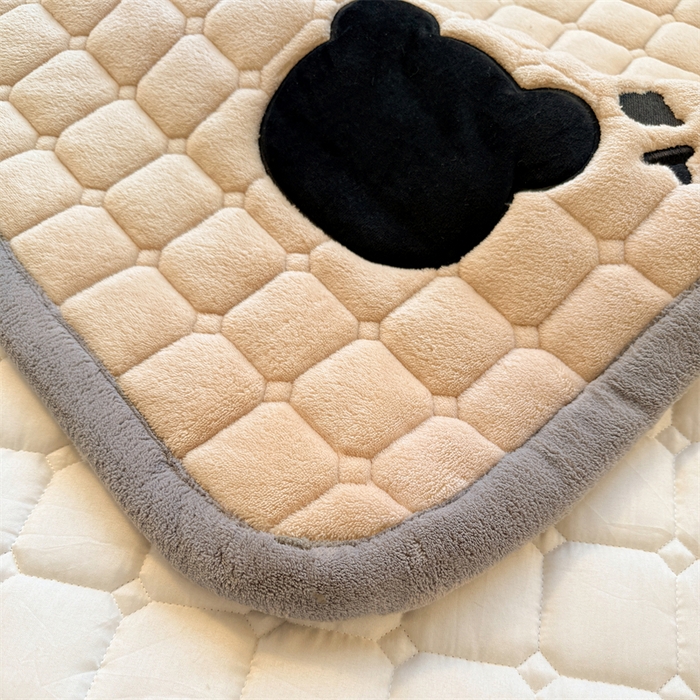 91家纺网 家纺一手货源 找家纺 喜居 2025新款luck熊刺绣牛奶绒床褥垫 luck熊-咖