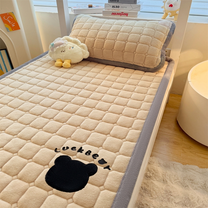 91家纺网 家纺一手货源 找家纺 喜居 2025新款luck熊刺绣牛奶绒床褥垫 luck熊-咖