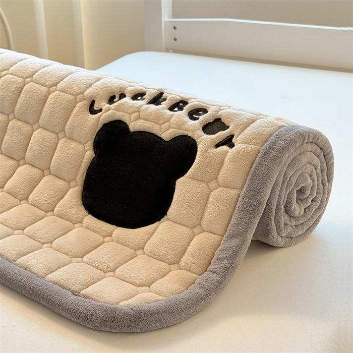 91家纺网 家纺一手货源 找家纺 喜居 2025新款luck熊刺绣牛奶绒床褥垫 luck熊-咖