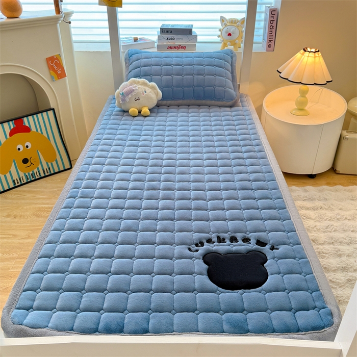 91家纺网 家纺一手货源 找家纺 喜居 2025新款luck熊刺绣牛奶绒床褥垫 luck熊-蓝