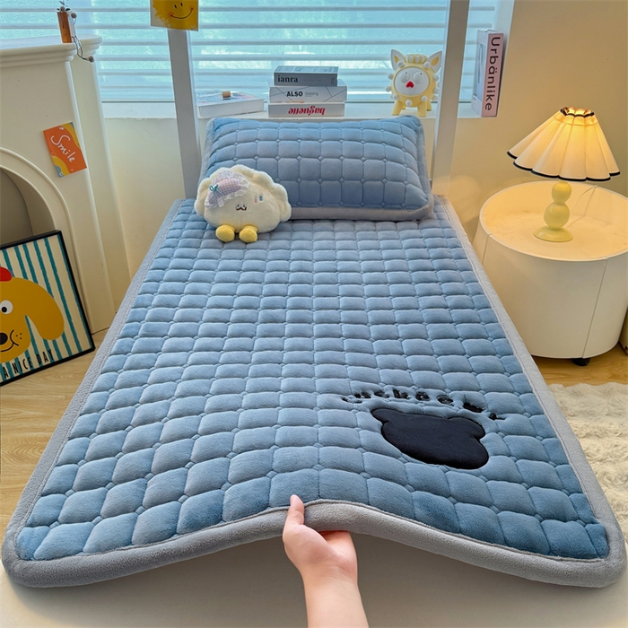 91家纺网 家纺一手货源 找家纺 喜居 2025新款luck熊刺绣牛奶绒床褥垫 luck熊-蓝