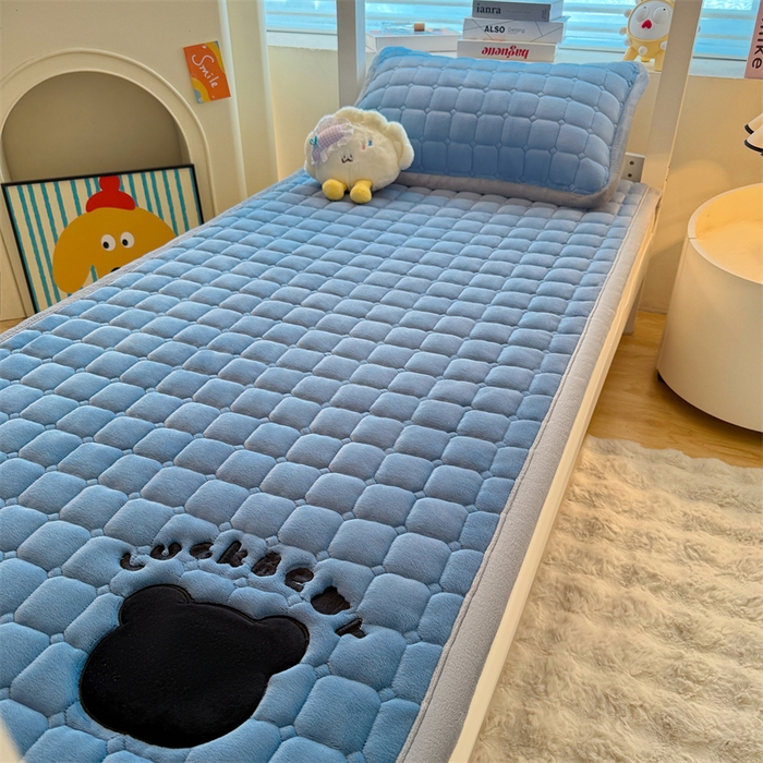 91家纺网 家纺一手货源 找家纺 喜居 2025新款luck熊刺绣牛奶绒床褥垫 luck熊-蓝