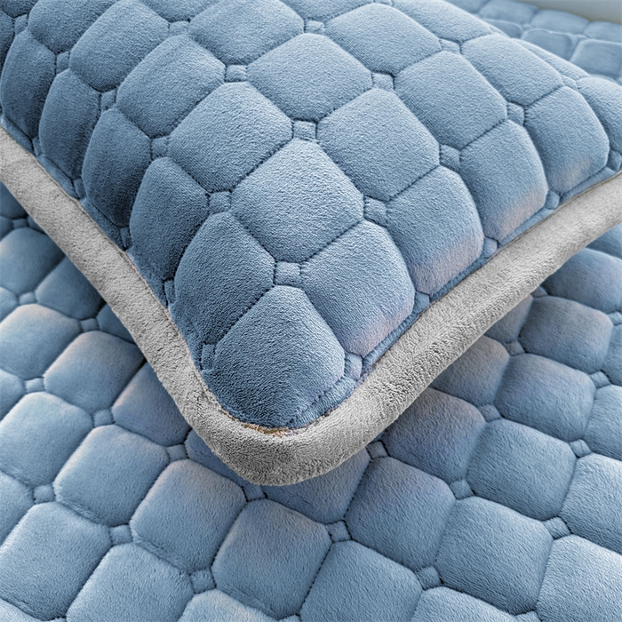 91家纺网 家纺一手货源 找家纺 喜居 2025新款luck熊刺绣牛奶绒床褥垫 luck熊-蓝