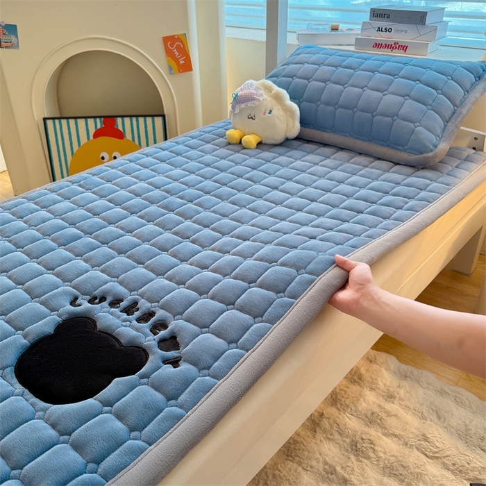 91家纺网 家纺一手货源 找家纺 喜居 2025新款luck熊刺绣牛奶绒床褥垫 luck熊-蓝