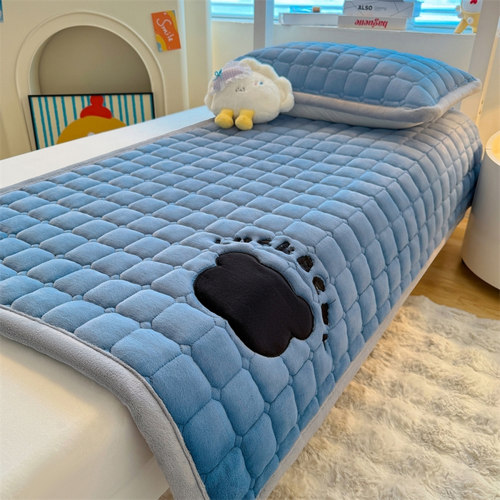 91家纺网 家纺一手货源 找家纺 喜居 2025新款luck熊刺绣牛奶绒床褥垫 luck熊-蓝