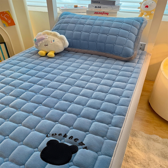 91家纺网 家纺一手货源 找家纺 喜居 2025新款luck熊刺绣牛奶绒床褥垫 luck熊-蓝