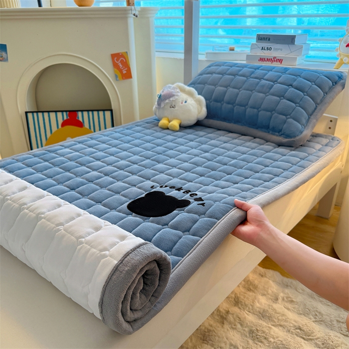 91家纺网 家纺一手货源 找家纺 喜居 2025新款luck熊刺绣牛奶绒床褥垫 luck熊-蓝