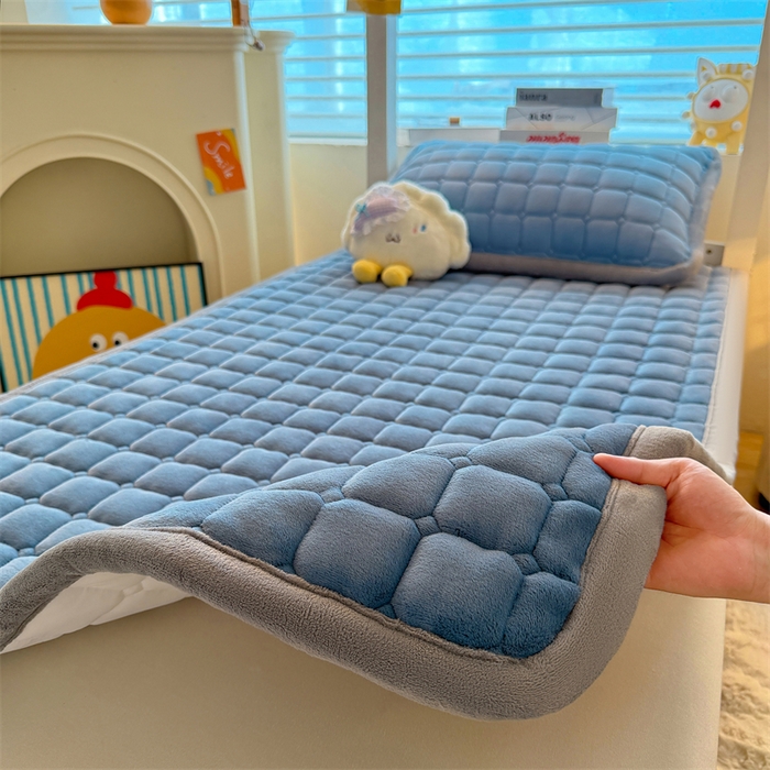 91家纺网 家纺一手货源 找家纺 喜居 2025新款luck熊刺绣牛奶绒床褥垫 luck熊-蓝