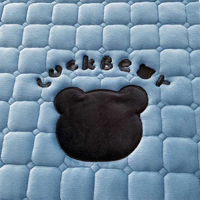 91家纺网 家纺一手货源 找家纺 喜居 2025新款luck熊刺绣牛奶绒床褥垫 luck熊-蓝