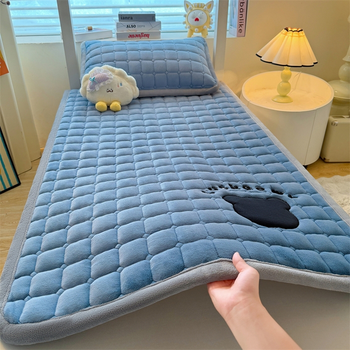 91家纺网 家纺一手货源 找家纺 喜居 2025新款luck熊刺绣牛奶绒床褥垫 luck熊-蓝