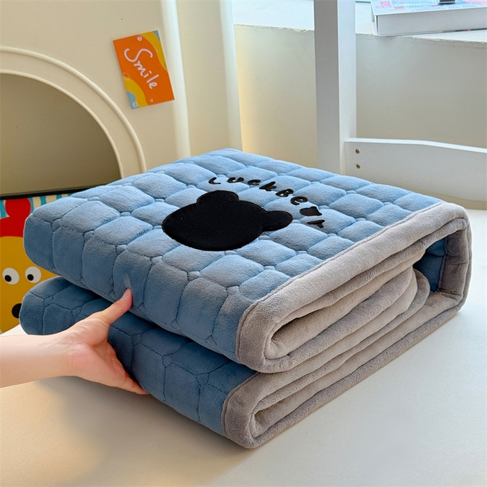 91家纺网 家纺一手货源 找家纺 喜居 2025新款luck熊刺绣牛奶绒床褥垫 luck熊-蓝