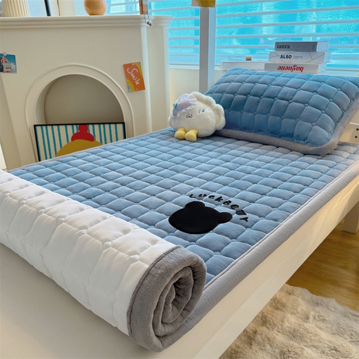 91家纺网 家纺一手货源 找家纺 喜居 2025新款luck熊刺绣牛奶绒床褥垫 luck熊-蓝