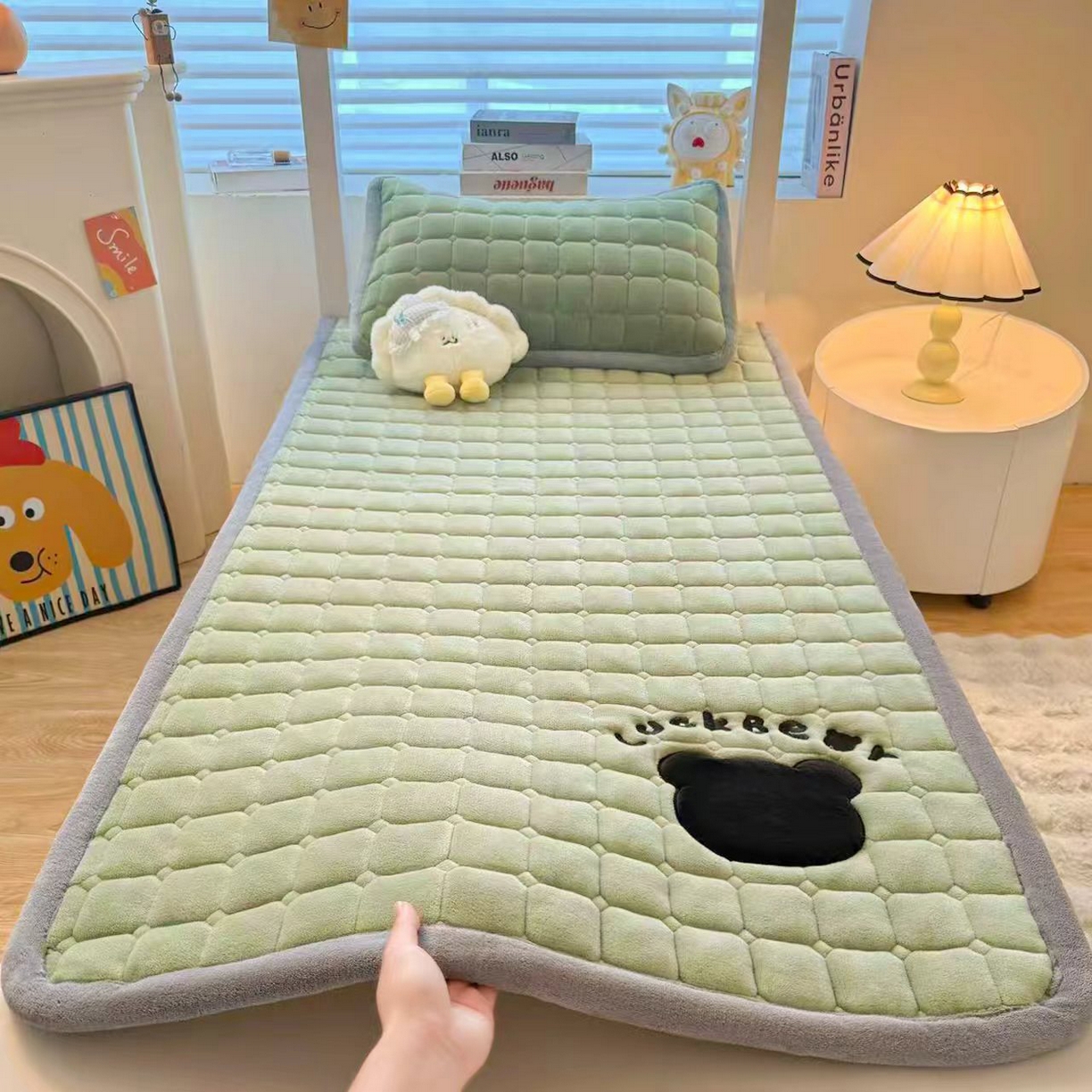 91家纺网 家纺一手货源 找家纺 喜居 2025新款luck熊刺绣牛奶绒床褥垫 luck熊-绿