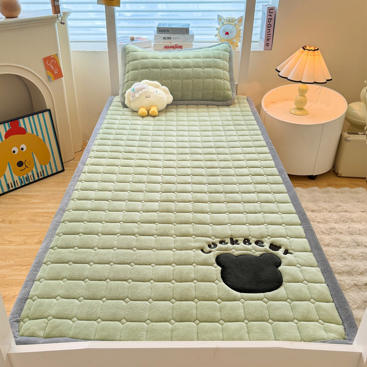 91家纺网 家纺一手货源 找家纺 喜居 2025新款luck熊刺绣牛奶绒床褥垫 luck熊-绿