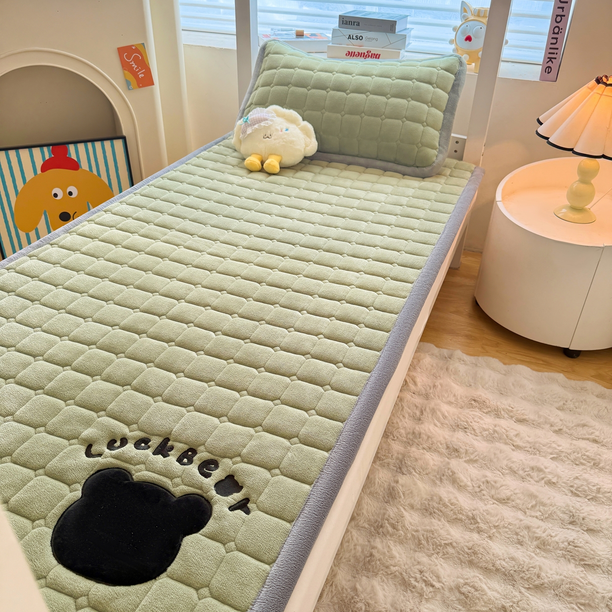 91家纺网 家纺一手货源 找家纺 喜居 2025新款luck熊刺绣牛奶绒床褥垫 luck熊-绿