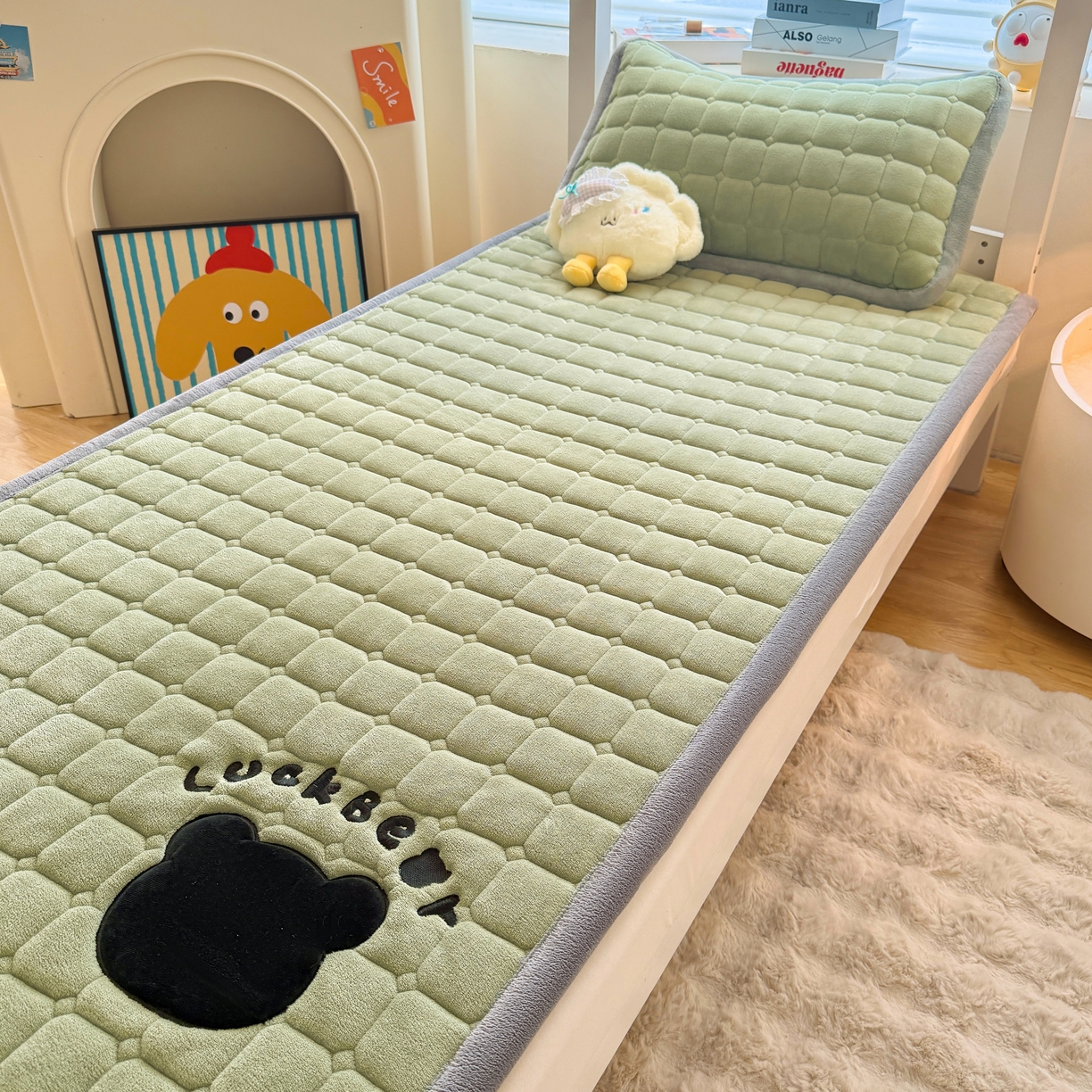 91家纺网 家纺一手货源 找家纺 喜居 2025新款luck熊刺绣牛奶绒床褥垫 luck熊-绿