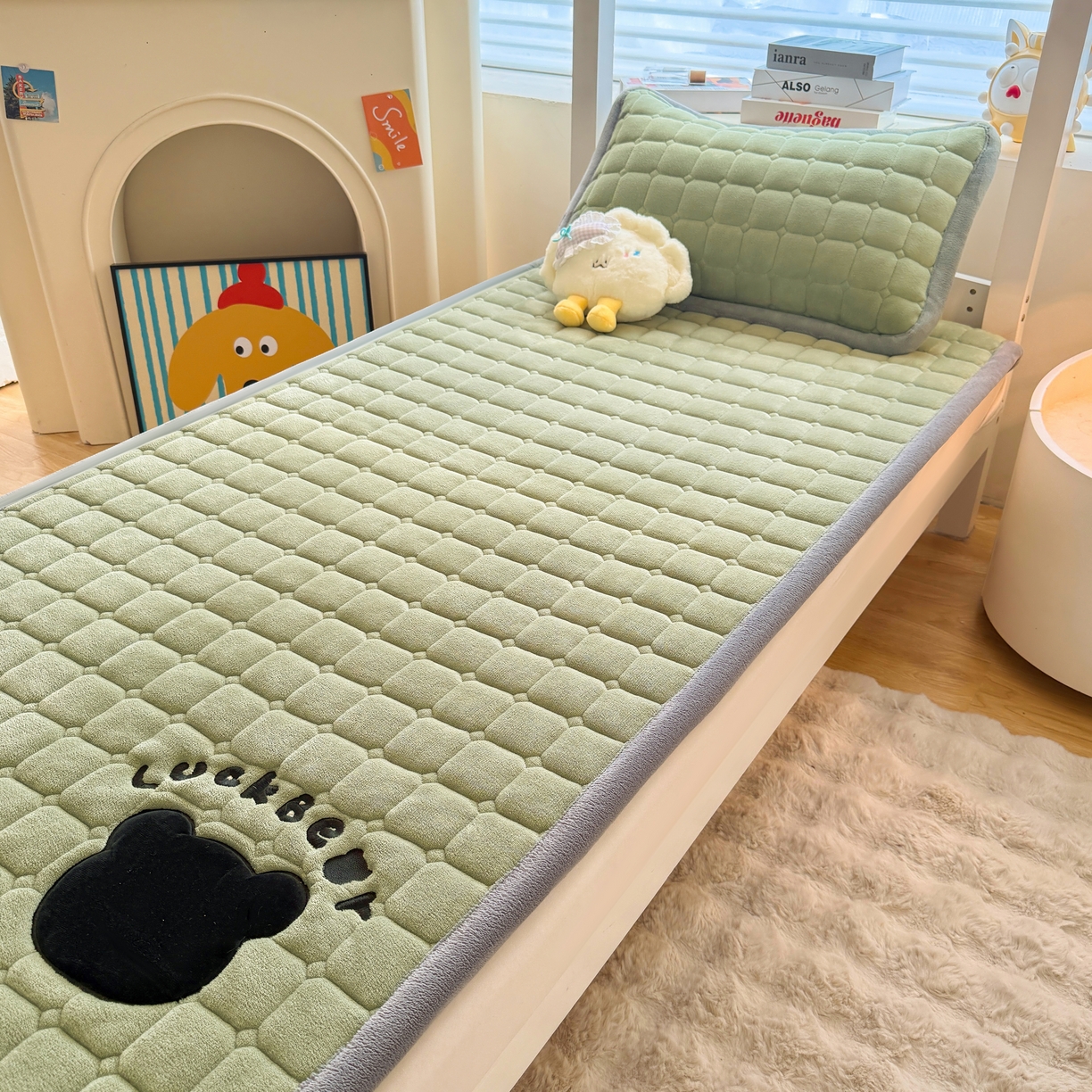 91家纺网 家纺一手货源 找家纺 喜居 2025新款luck熊刺绣牛奶绒床褥垫 luck熊-绿