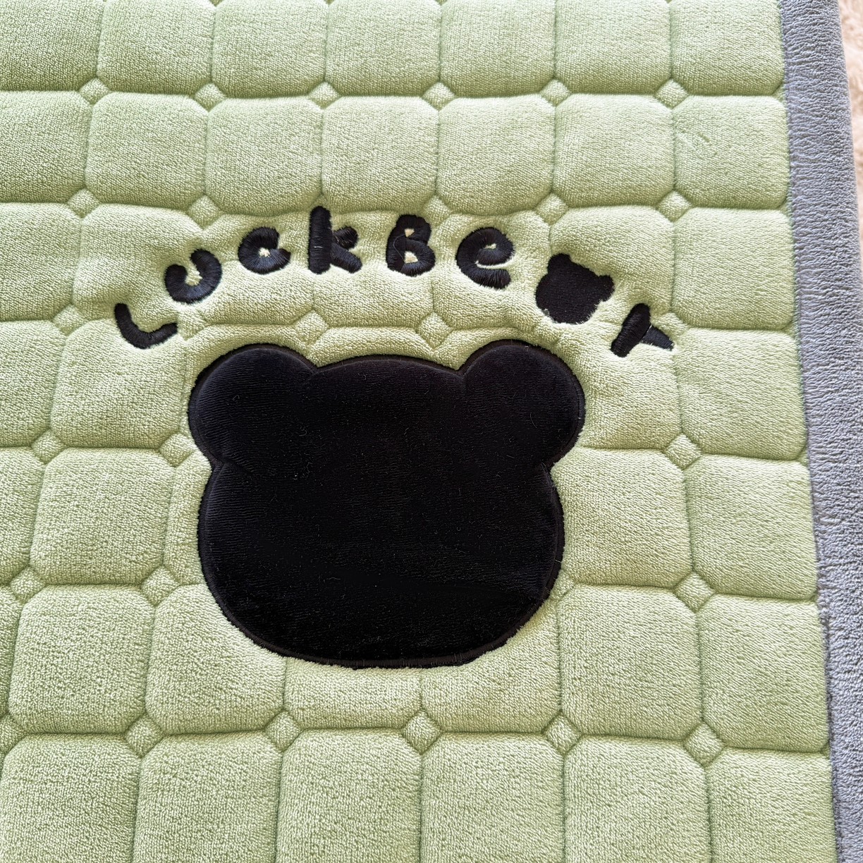 91家纺网 家纺一手货源 找家纺 喜居 2025新款luck熊刺绣牛奶绒床褥垫 luck熊-绿