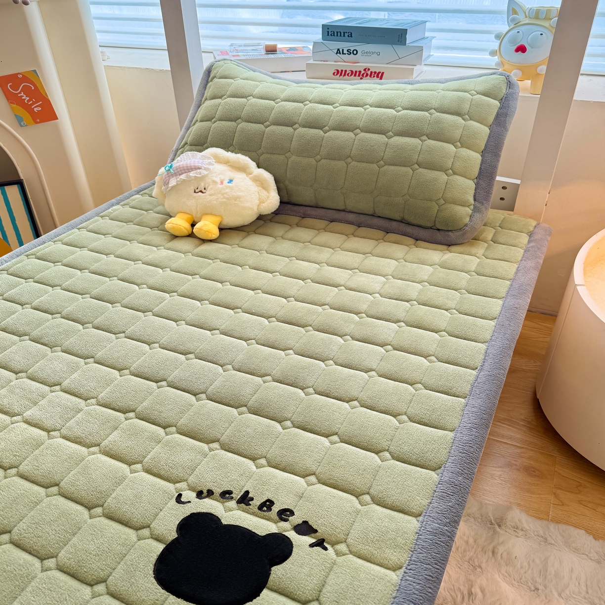 91家纺网 家纺一手货源 找家纺 喜居 2025新款luck熊刺绣牛奶绒床褥垫 luck熊-绿