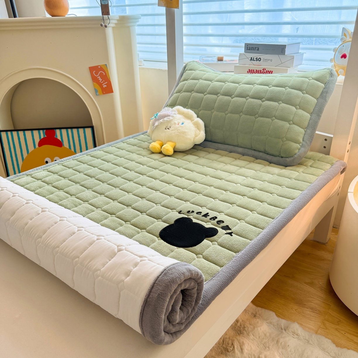 91家纺网 家纺一手货源 找家纺 喜居 2025新款luck熊刺绣牛奶绒床褥垫 luck熊-绿