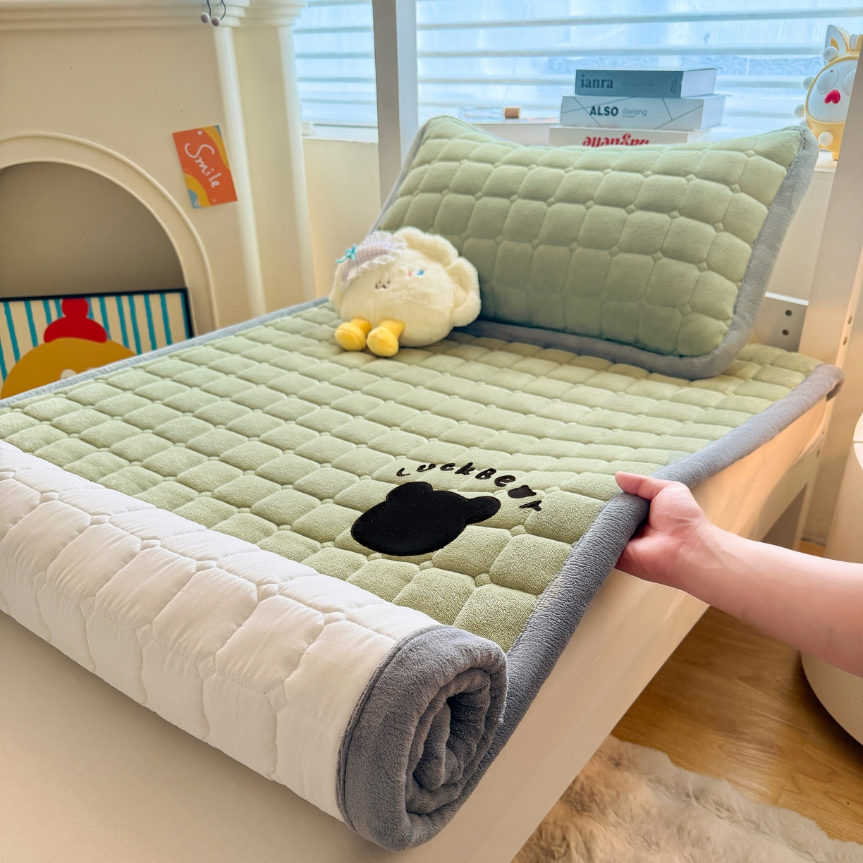 91家纺网 家纺一手货源 找家纺 喜居 2025新款luck熊刺绣牛奶绒床褥垫 luck熊-绿