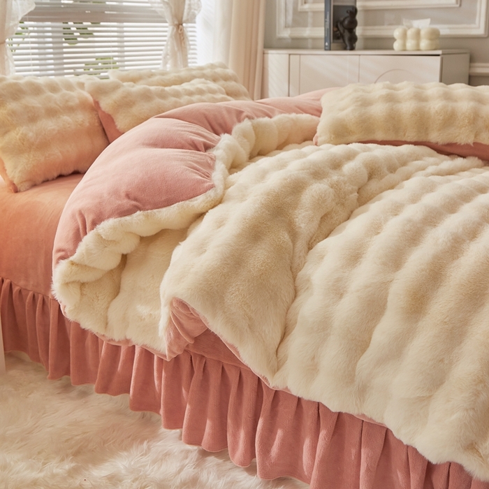 91家纺网 家纺一手货源 找家纺 晚悠家纺 2025新款兔毛绒大泡泡牛奶绒七彩泡泡款四件套 泡泡-奶白粉