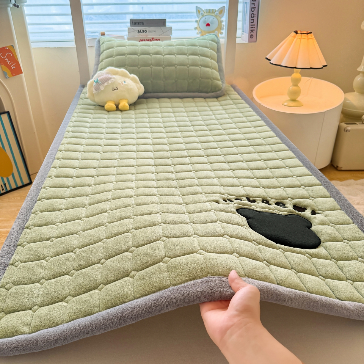 91家纺网 家纺一手货源 找家纺 喜居 2025新款luck熊刺绣牛奶绒床褥垫 luck熊-绿