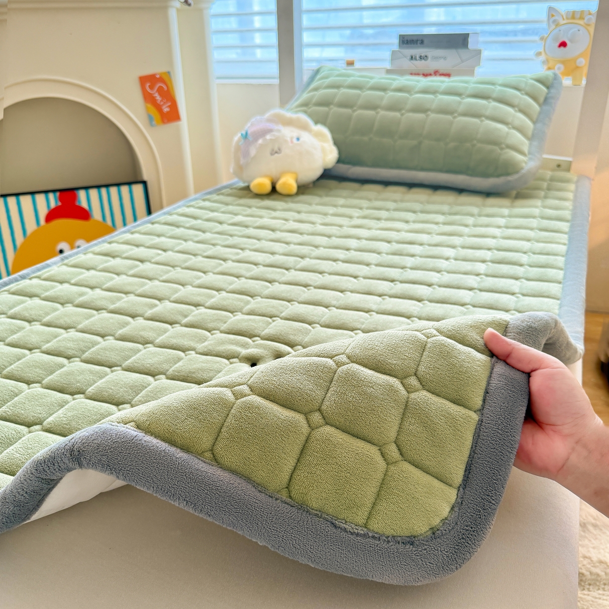 91家纺网 家纺一手货源 找家纺 喜居 2025新款luck熊刺绣牛奶绒床褥垫 luck熊-绿