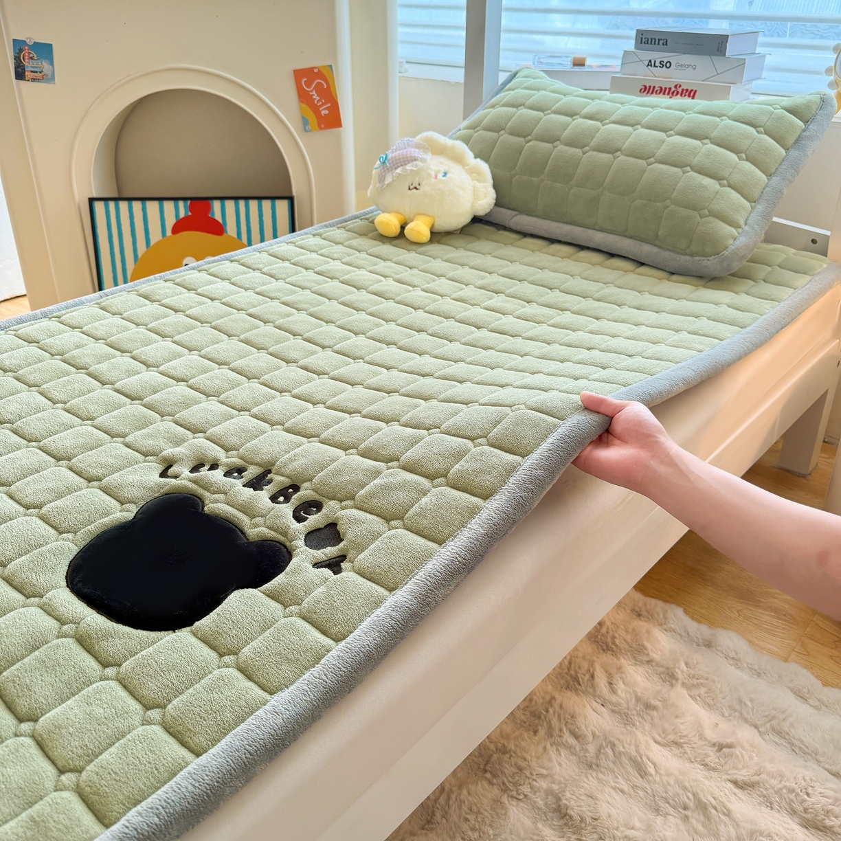 91家纺网 家纺一手货源 找家纺 喜居 2025新款luck熊刺绣牛奶绒床褥垫 luck熊-绿