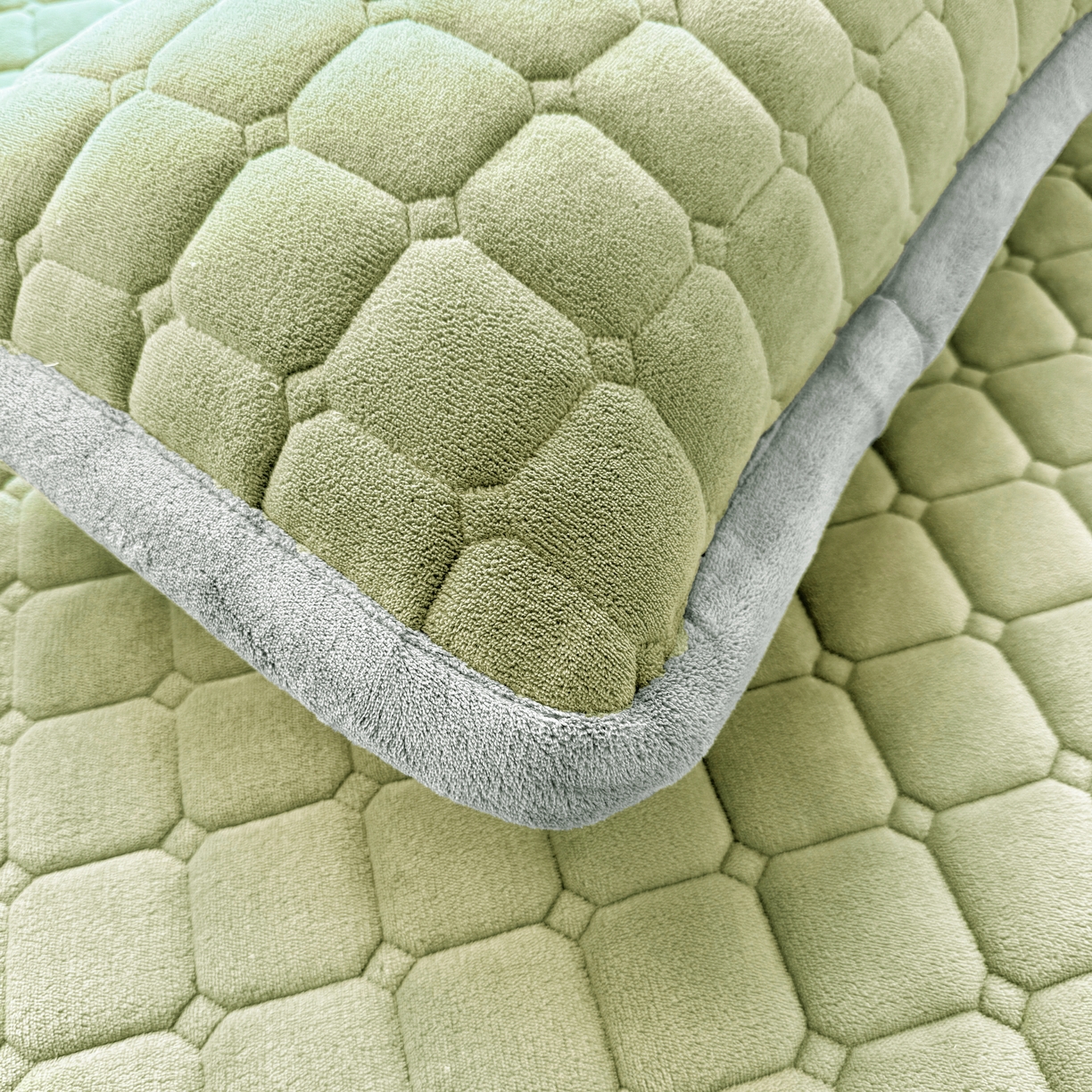 91家纺网 家纺一手货源 找家纺 喜居 2025新款luck熊刺绣牛奶绒床褥垫 luck熊-绿