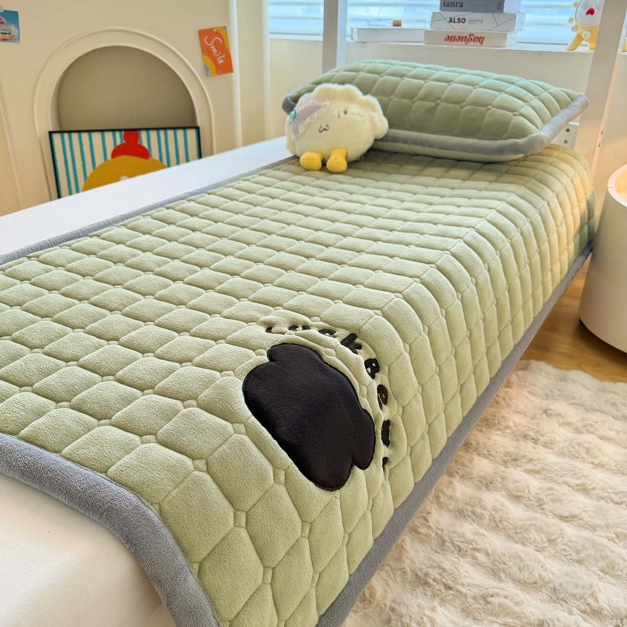 91家纺网 家纺一手货源 找家纺 喜居 2025新款luck熊刺绣牛奶绒床褥垫 luck熊-绿