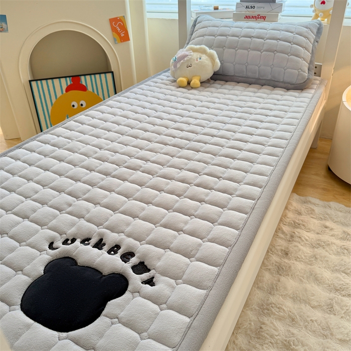 91家纺网 家纺一手货源 找家纺 喜居 2025新款luck熊刺绣牛奶绒床褥垫 luck熊-暖灰