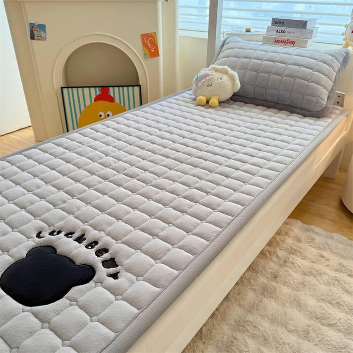 91家纺网 家纺一手货源 找家纺 喜居 2025新款luck熊刺绣牛奶绒床褥垫 luck熊-暖灰