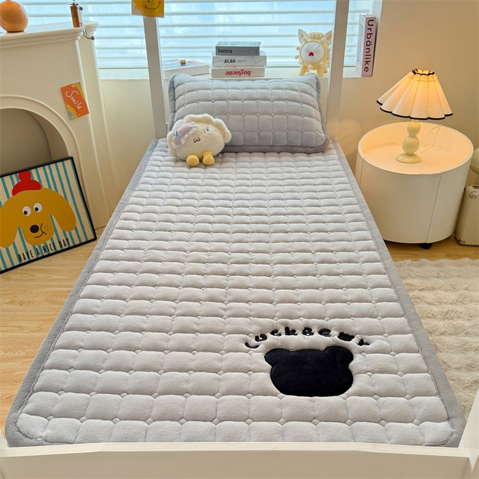 91家纺网 家纺一手货源 找家纺 喜居 2025新款luck熊刺绣牛奶绒床褥垫 luck熊-暖灰