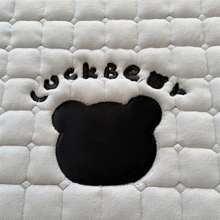 91家纺网 家纺一手货源 找家纺 喜居 2025新款luck熊刺绣牛奶绒床褥垫 luck熊-暖灰