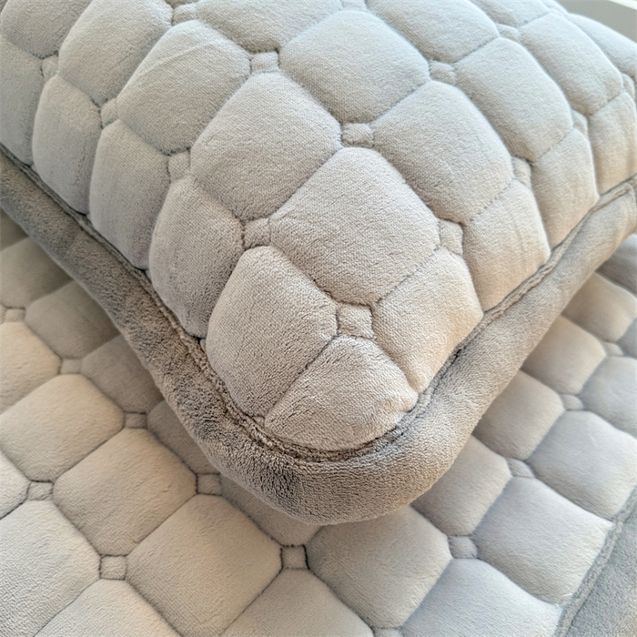 91家纺网 家纺一手货源 找家纺 喜居 2025新款luck熊刺绣牛奶绒床褥垫 luck熊-暖灰