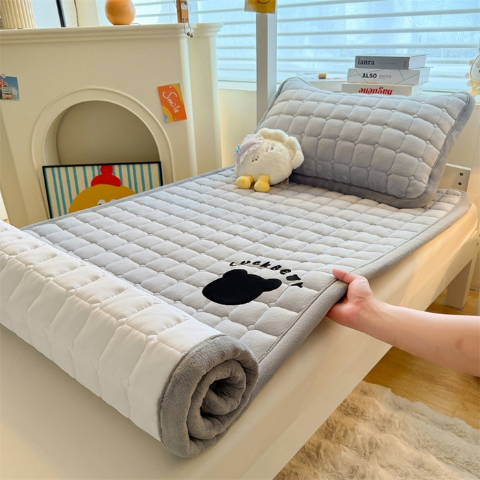 91家纺网 家纺一手货源 找家纺 喜居 2025新款luck熊刺绣牛奶绒床褥垫 luck熊-暖灰