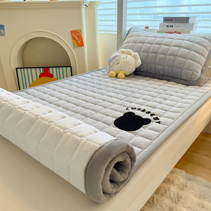 91家纺网 家纺一手货源 找家纺 喜居 2025新款luck熊刺绣牛奶绒床褥垫 luck熊-暖灰