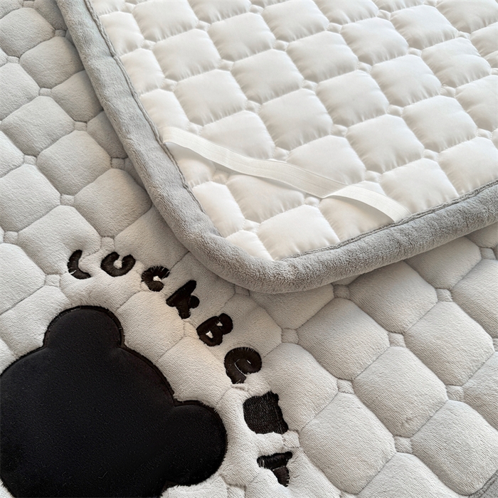 91家纺网 家纺一手货源 找家纺 喜居 2025新款luck熊刺绣牛奶绒床褥垫 luck熊-暖灰