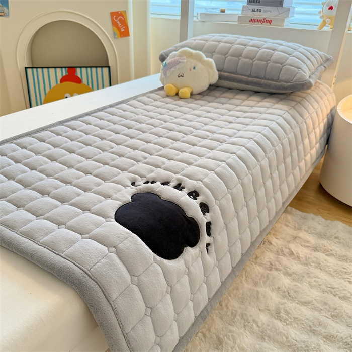 91家纺网 家纺一手货源 找家纺 喜居 2025新款luck熊刺绣牛奶绒床褥垫 luck熊-暖灰