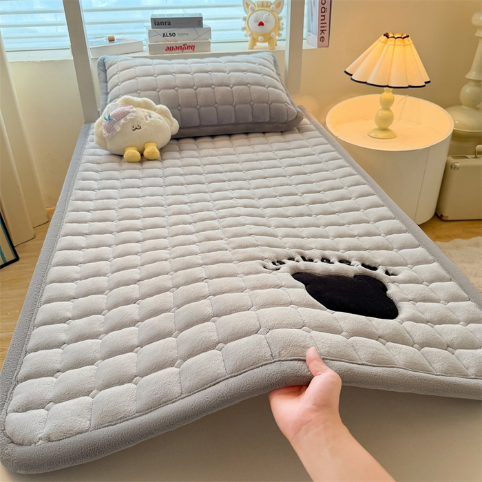 91家纺网 家纺一手货源 找家纺 喜居 2025新款luck熊刺绣牛奶绒床褥垫 luck熊-暖灰