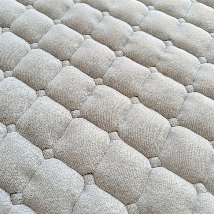 91家纺网 家纺一手货源 找家纺 喜居 2025新款luck熊刺绣牛奶绒床褥垫 luck熊-暖灰