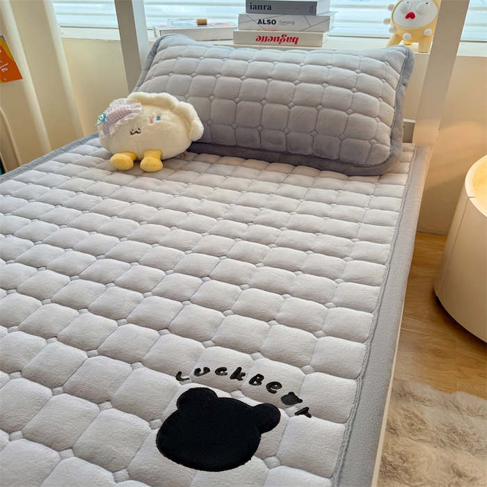 91家纺网 家纺一手货源 找家纺 喜居 2025新款luck熊刺绣牛奶绒床褥垫 luck熊-暖灰