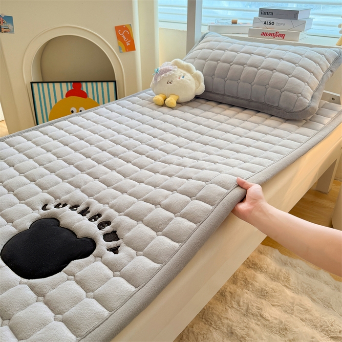 91家纺网 家纺一手货源 找家纺 喜居 2025新款luck熊刺绣牛奶绒床褥垫 luck熊-暖灰