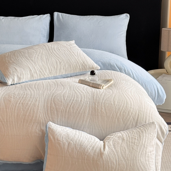 91家纺网 家纺一手货源 找家纺 蓝极人 2025新款AB版烂花牛奶绒四件套 烂花-米蓝